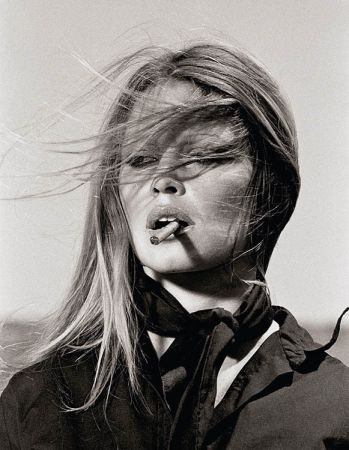 Многоэкземплярное Произведение O'neil - Brigitte Bardot with cigar on the set Les Petroleuses
