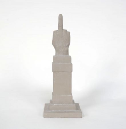 Многоэкземплярное Произведение Cattelan - L.O.V.E.