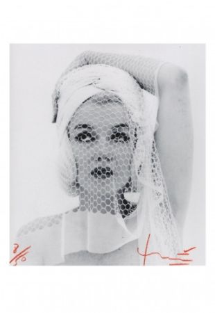 Многоэкземплярное Произведение Stern - Marilyn looking up in the wedding veil