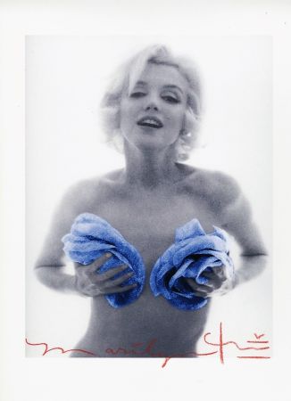Фотографии Stern - Marilyn Monroe with Blue Roses