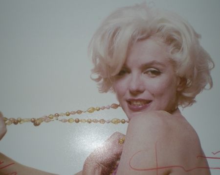 Фотографии Stern -  Marilyn pulling beads (1962) 