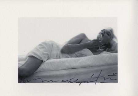 Многоэкземплярное Произведение Stern - Marilyn wine on the bed