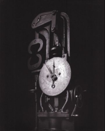 Многоэкземплярное Произведение Sugimoto - Mechanical Form 0046, Material Testing Machine