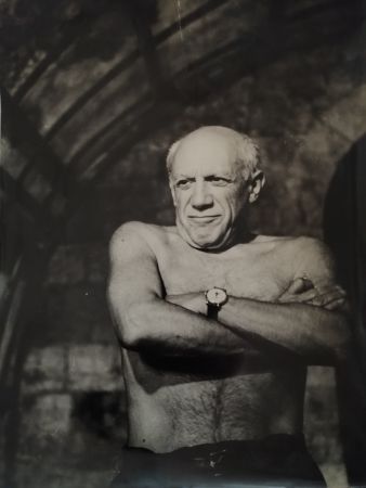Фотографии Picasso - Picasso les bras croisés