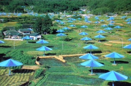 Многоэкземплярное Произведение Christo - The Umbrellas, Japan-USA, 1984-91, Ibaraki, Japan Site