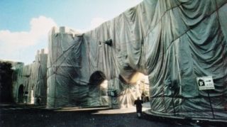 Многоэкземплярное Произведение Christo - The Wall-Wrapped Roman Wall, Rome, 1974