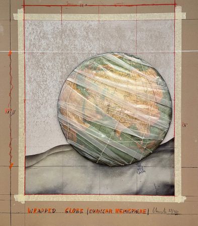 Многоэкземплярное Произведение Christo - Wrapped Globe