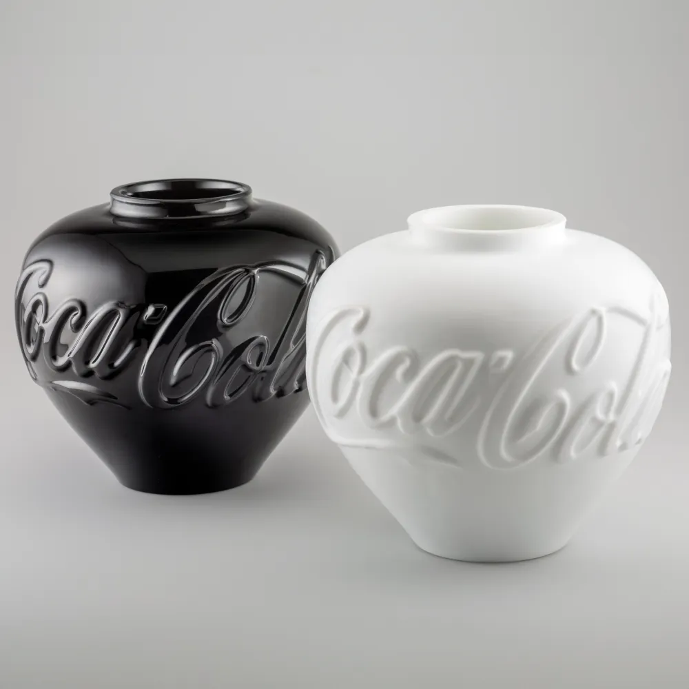 Многоэкземплярное Произведение Ai - Vases in Black and White (Set of 2)