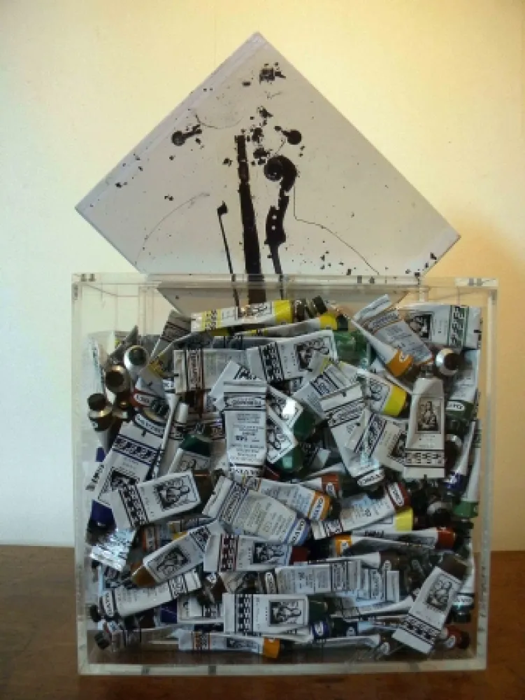 Многоэкземплярное Произведение Arman - Poubelle de tubes 