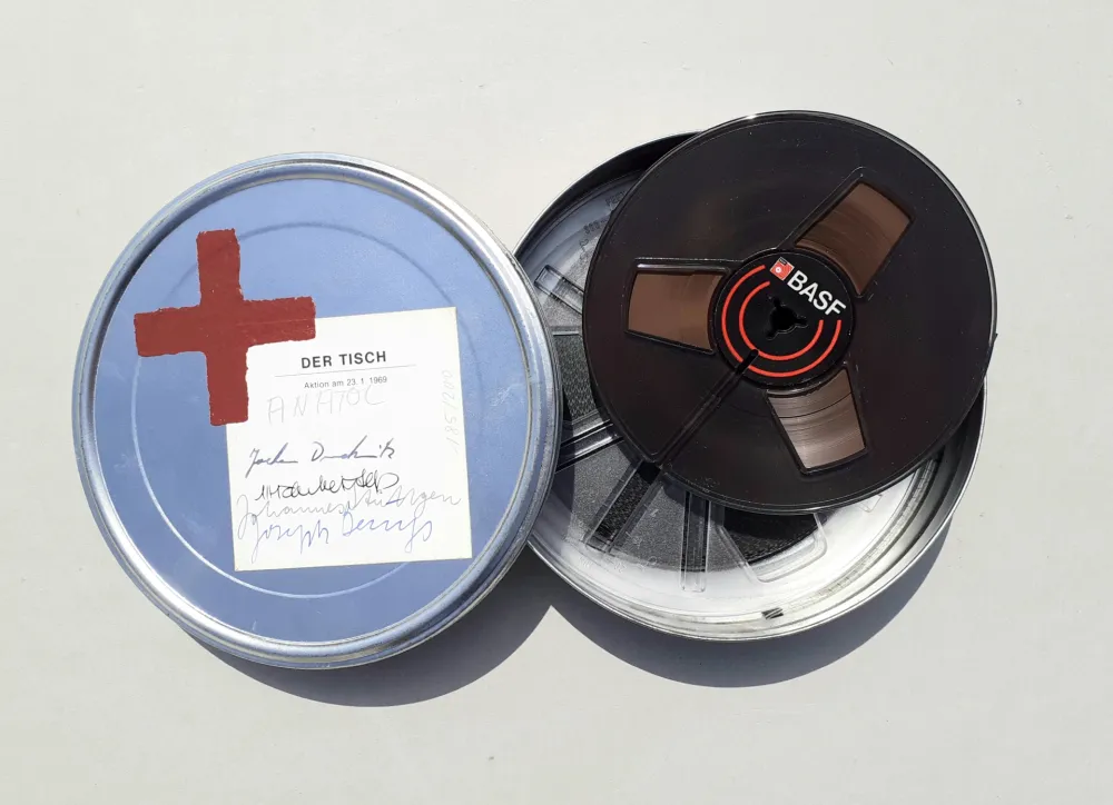 Многоэкземплярное Произведение Beuys - Der tisch