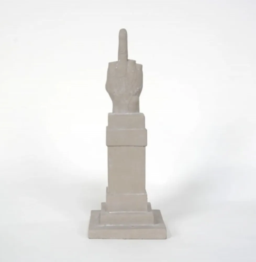 Многоэкземплярное Произведение Cattelan - L.O.V.E.