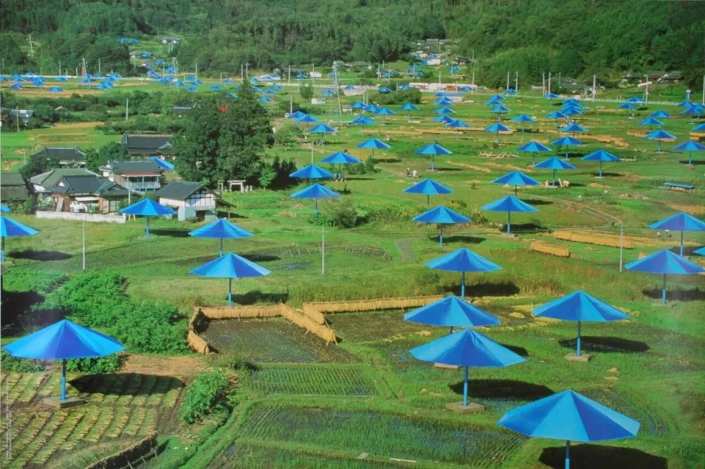 Фотографии Christo & Jeanne-Claude - The Umbrellas, Ibaraki, Japan