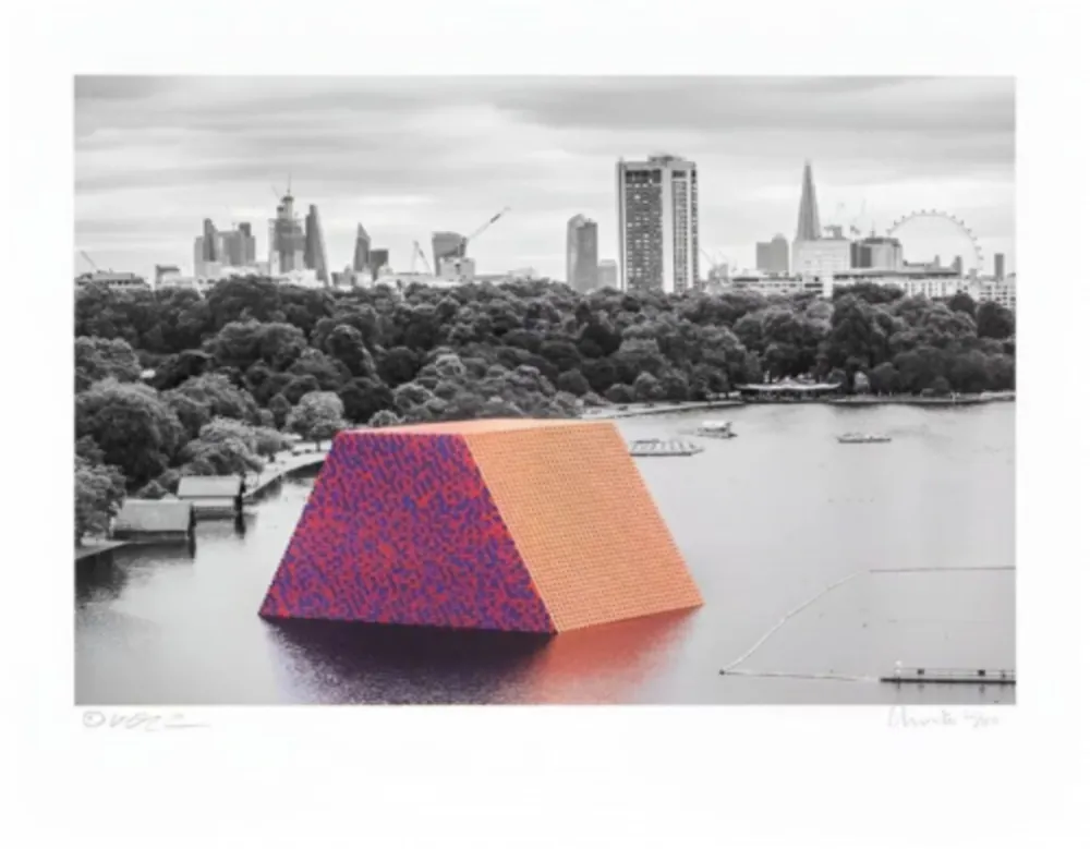 Многоэкземплярное Произведение Christo - The London Mastaba