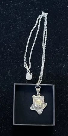 Многоэкземплярное Произведение Corneille - Collier pendentif signé Soleil aux 7 rayons du bonheur - Numéro 67/70 - 