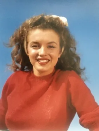 Фотографии De Dienes  - Norma Jean in red (Marilyn Monroe 1945)