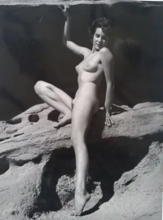 Фотографии De Dienes  - Nu assise sur rocher