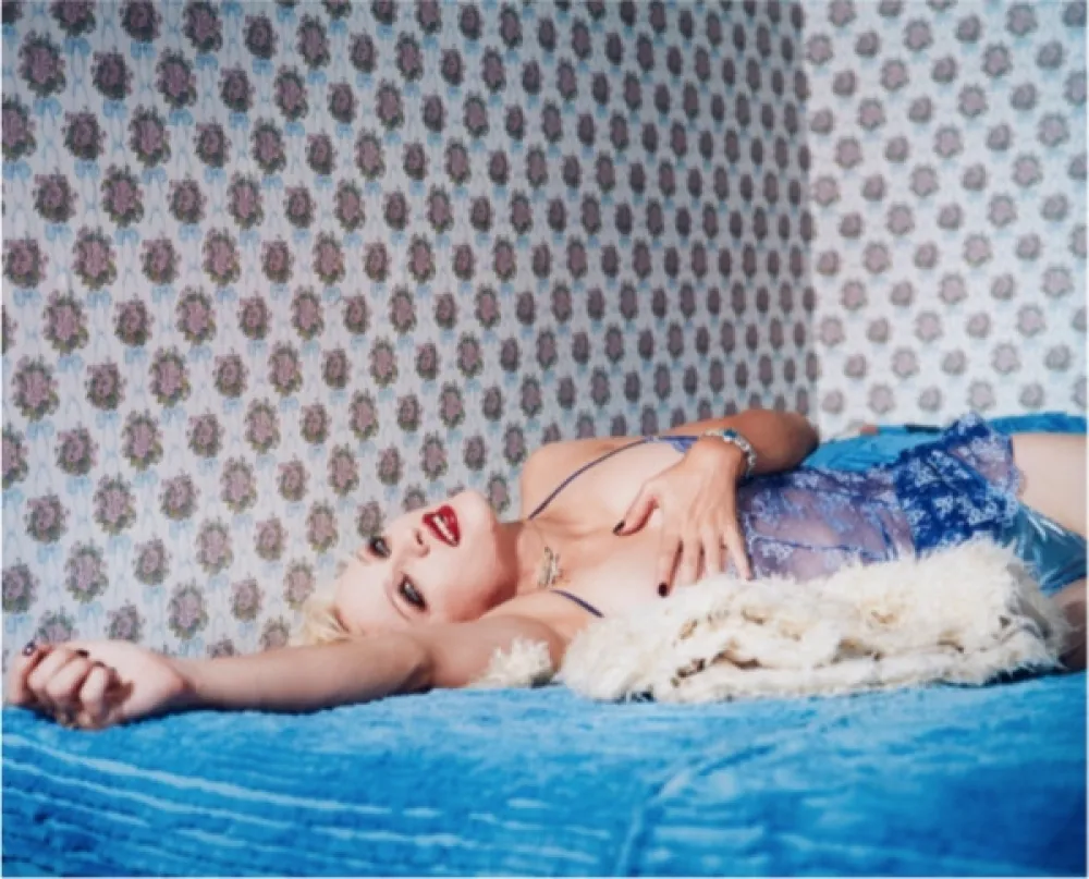 Фотографии Rheims - Madonna blue laying on a blue bed, New York 