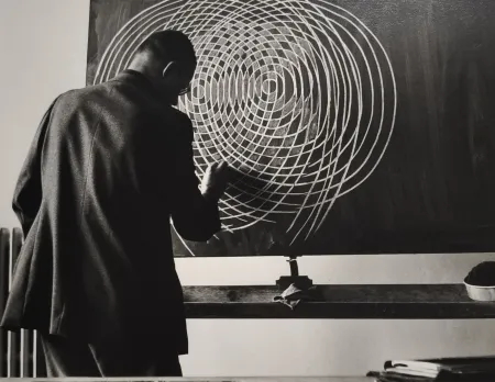 Фотографии Scheidegger - Max Bill unterrichtet Formenlehre an der Kunstgewerbeschule Zürich, 1944 (erste Aufnahme Ernst Scheideggers von Max Bill).