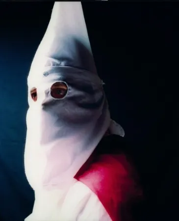 Фотографии Serrano - Andres Serrano (né en 1950)  THE KLAN, KLANSMAN (GREAT TITAN OF THE INVISIBLE EMPIRE IV), 1990-2009.