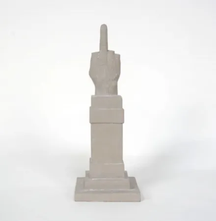 Многоэкземплярное Произведение Cattelan - L.O.V.E.